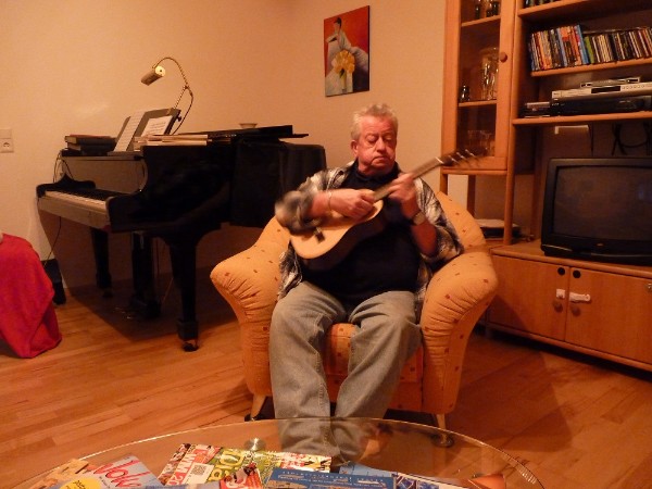 Franjo spielt Gitarre Franjo spielt Gitarre